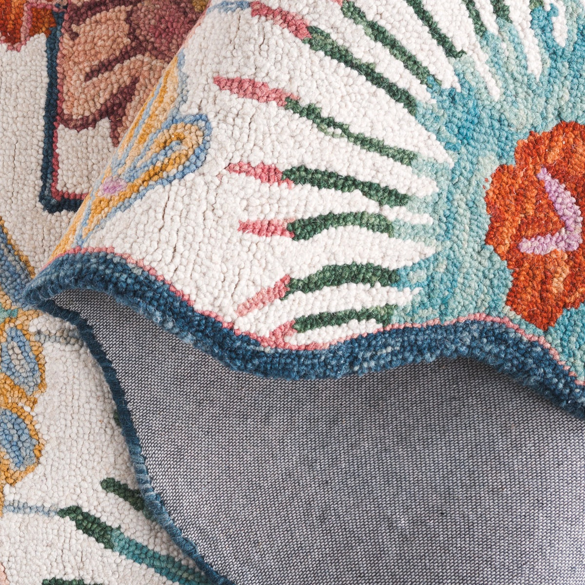 Designteppich Blumenstrauß – Ecke mit Wellenrand